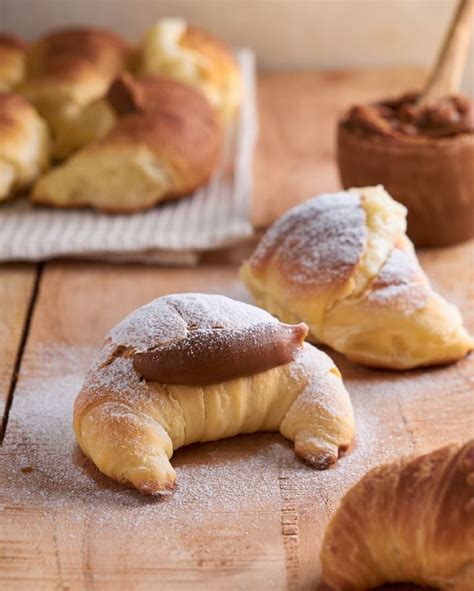 Medialunas rellenas de dulce de leche poné la pava y deleitate con