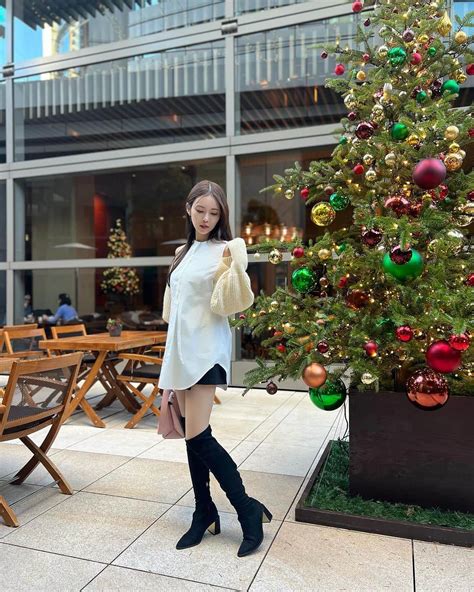 清水愛美さんのインスタグラム写真 清水愛美instagram「🎄ツリーと🩷 クリスマス前に投稿しなきゃ🤗笑 ニーハイブーツ