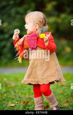 Petite Fille Qui Marche Dans Le Parc Photo Stock Alamy