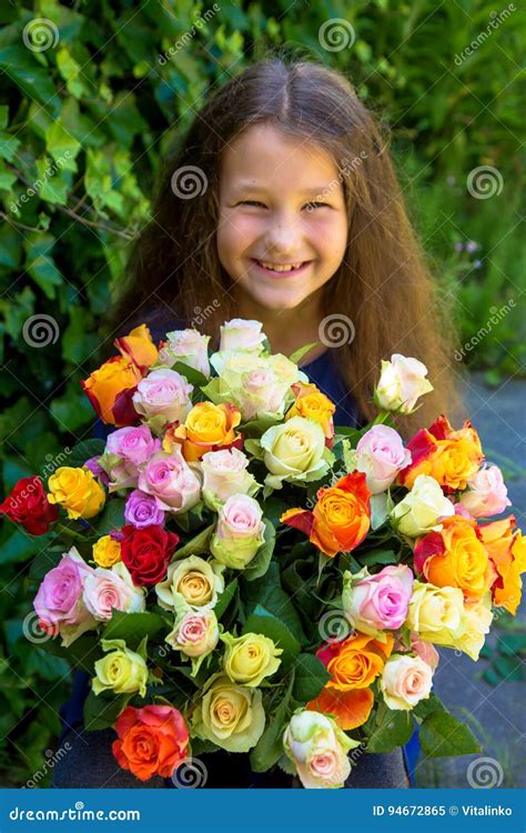 Menina Bonita O Ramalhete De Rosas Das Flores Imagem De Stock