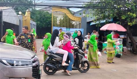 Muslimat Nu Gunung Putri Meriahkan Ramadan H Dengan Berbagi Takjil