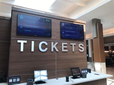 university mall    reviews shopping centers