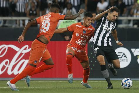 Veja fotos da goleada do Botafogo sobre o César Vallejo pela Sul