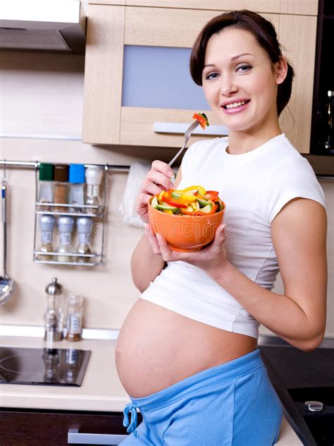 Mulher Gravida Que Come A Bacia De Salada Fresca Foto De Stock Imagem