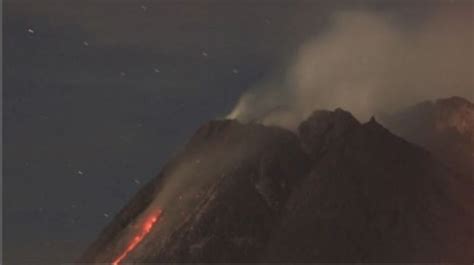 Intensitas Guguran Lava Gunung Merapi Turun Kegempaan Dalam Dan