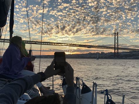 Lisbona Giro In Barca A Vela Al Tramonto Con Vino Getyourguide