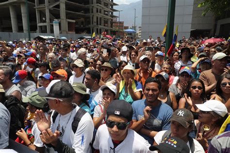 Miles De Venezolanos Salen A La Calle Para Apoyar A Guaid O A Maduro