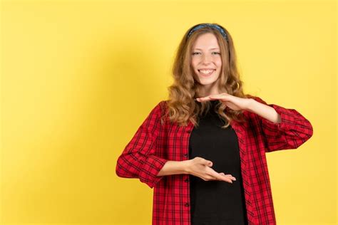 Mulher Jovem De Frente Para A Camisa Quadriculada Vermelha Posando E