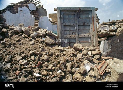 SOA 86214 : broken wall from earthquake in bhuj ; gujarat ; india 2001 Stock Photo - Alamy