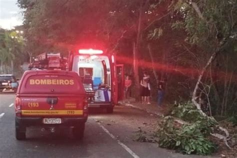 Motociclista bate contra árvore e cai em barranco em Ipatinga