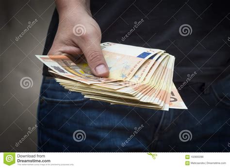 Euro Fixation De Main De Billets De Banque Photo Stock Image Du