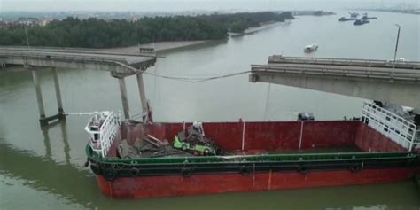 Two Dead After Ship Hits Bridge In Southern China Myanmar International Tv