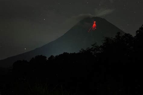 Update Kondisi Gunung Merapi Terkini Kamis Mei Luncurkan Awan