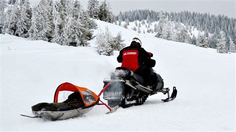 VIDEO Risc de avalanşă de gradul III la munte Salvamontiştii în