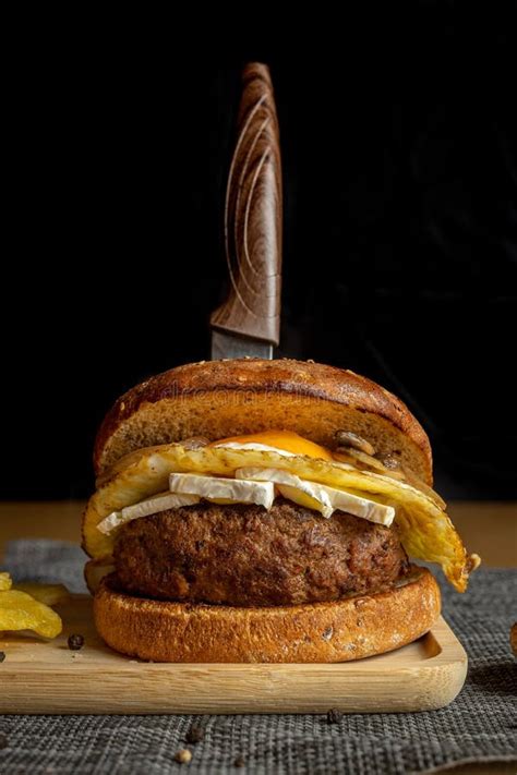 Armario Vertical De Una Fresca Y Sabrosa Hamburguesa De Carne Casera