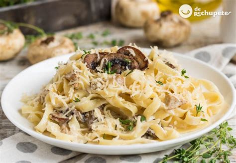 Fetuchini O Fettuccine Alfredo Pasta Con Champiñones Y Jamón De