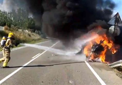 Video Un Coche Se Empotra Contra Un Radar Y Acaba Devorado Por Las Llamas