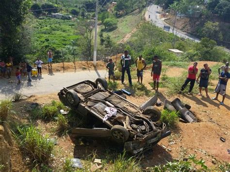 G1 Carro cai de barranco e homem morre na Serra ES notícias em