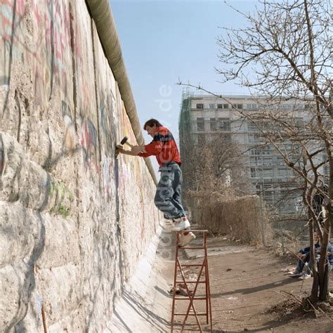 DDR Fotoarchiv Berlin Mauerspechte Und Souveniersammler An Der