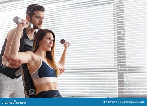 Mujer Que Hace Ejercicio Con Pesas De Gimnasia Foto De Archivo Imagen