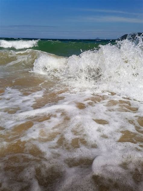 Ondas Brancas Rolam Na Praia Arenosa Do Mar Imagem De Stock Imagem De