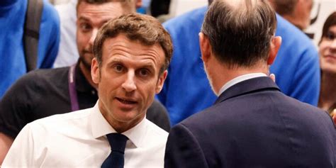 Emmanuel Macron ouvre sa chemise pour dévoiler son torse Ce cliché