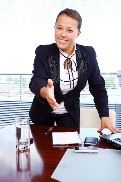 Femme D Affaires Heureux Au Bureau Photo Gratuite