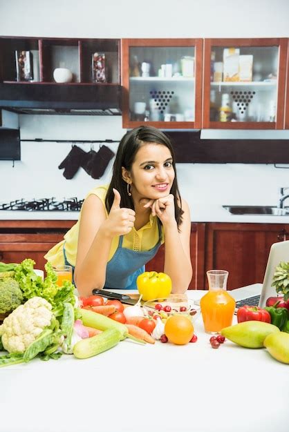 Atractiva Joven India Con Delantal Cocinando En La Cocina Con Mesa