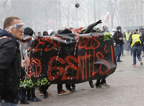 Le Nuove Proteste Dei Gilet Gialli A Parigi Il Post