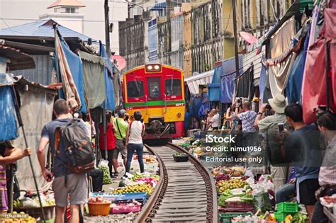 Pasar Kereta Api Maeklong Foto Stok Unduh Gambar Sekarang Asia