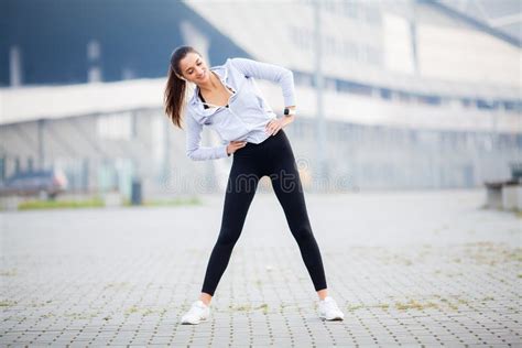 Aptitud Mujer Que Hace Estirando Ejercicio En Fondo Del Estadio Imagen