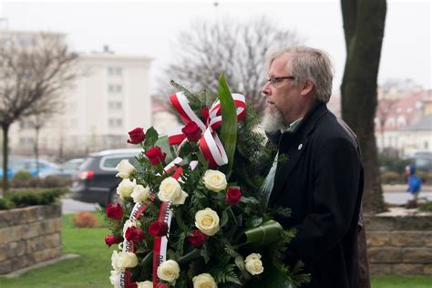 KOD uczcił pamięć ofiar katastrofy smoleńskiej ZDJĘCIA