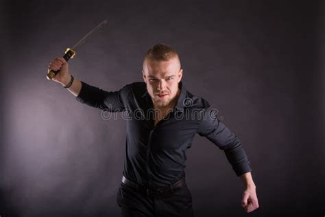 Homem Na Camisa Preta a Espada Tradicional Do Katana Espaço Da