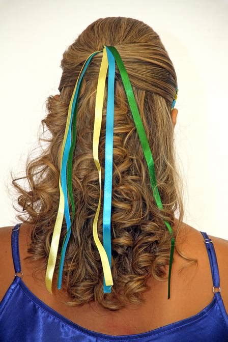 Penteados Com Fitas Coloridas - Do trabalho para o jogo: copie o penteado com fitas coloridas para a ...