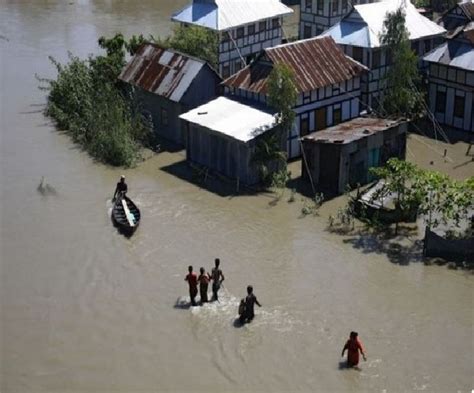 Flood Alert महाराष्ट्र गुजरात में आसमान से बरसी आफत बाढ़ के हालात अब