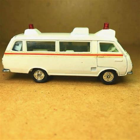 Made In Japan Tomica No Toyota Hiace Commuter Ambulance F Wheel