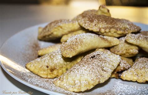 Ravioli Dolci Di Carnevale Con Ripieno Di Ricotta Cannella Gocce Di