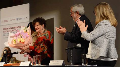 Recibe Margo Glantz El Premio Internacional Carlos Fuentes Unam Global