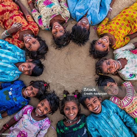 Grupo De Felices Los Niños Indios Aldea Del Desierto India Foto De