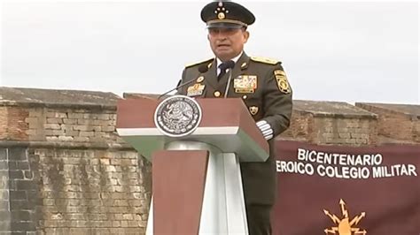 Condecoran Con La Presea Bicentenario Del Heroico Colegio Militar A