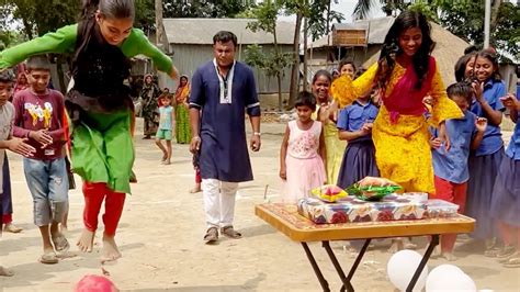 গ্রামের স্কুলে সোহেল ভাইয়ের বেলুন ফাটানোর আজব খেলা। সবাই ছুটে আসলো