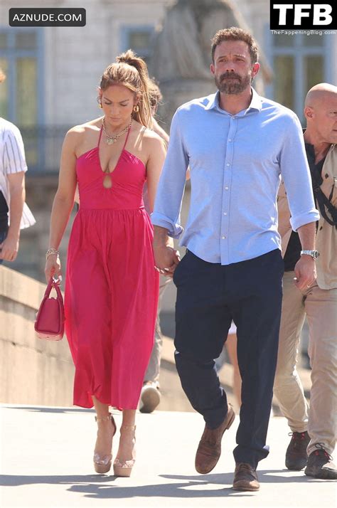 Jennifer Lopez Sexy Seen Flaunting Her Hot Cleavage At The Crillon