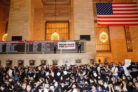 Protesters In Nyc Fill Grand Central To Call For Cease Fire In Gaza The New York Times