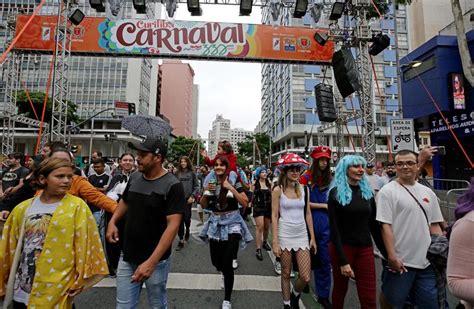 Personagens do mundo da fantasia abrem programação de carnaval na