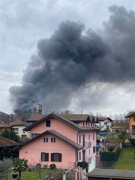 Sotto Controllo Lincendio Al Cementificio Di Caravate