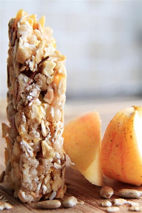 Barra De Muesli Con Las Nueces En La Tabla Imagen De Archivo Imagen