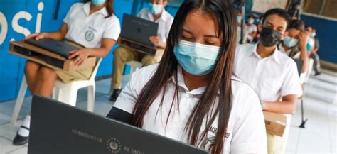 Gobierno De El Salvador Entrega Computadoras A Estudiantes De