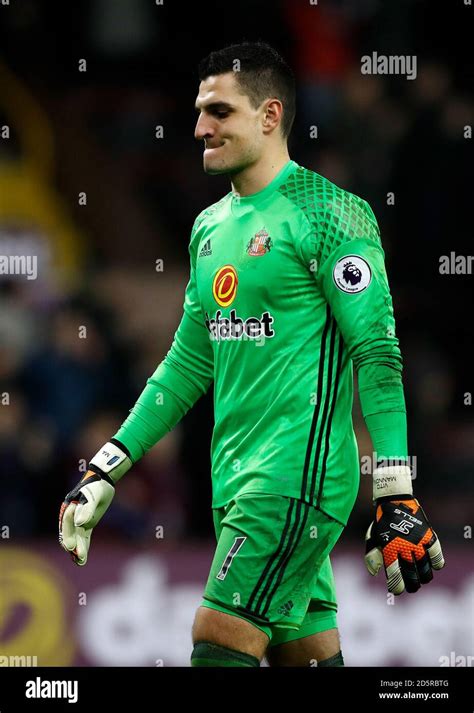 Sunderland goalkeeper Vito Mannone Stock Photo - Alamy