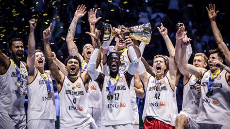 Erstes Löwen Heimspiel mit Weltmeister Dennis Schröder und WM Pokal