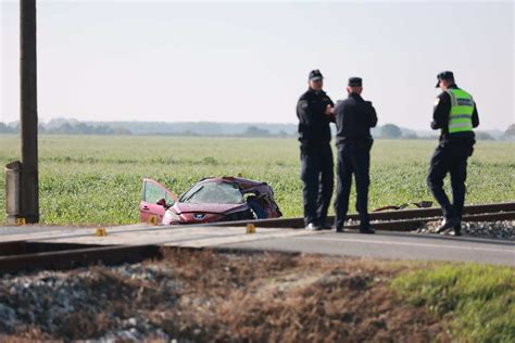 Vlak Naletio Na Automobil Poginuo Godi Nji Voza Portal